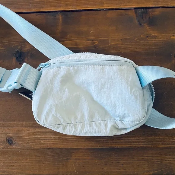 Lululemon Powder Blue 1L Everywhere Belt Bag - Picture 10 of 15